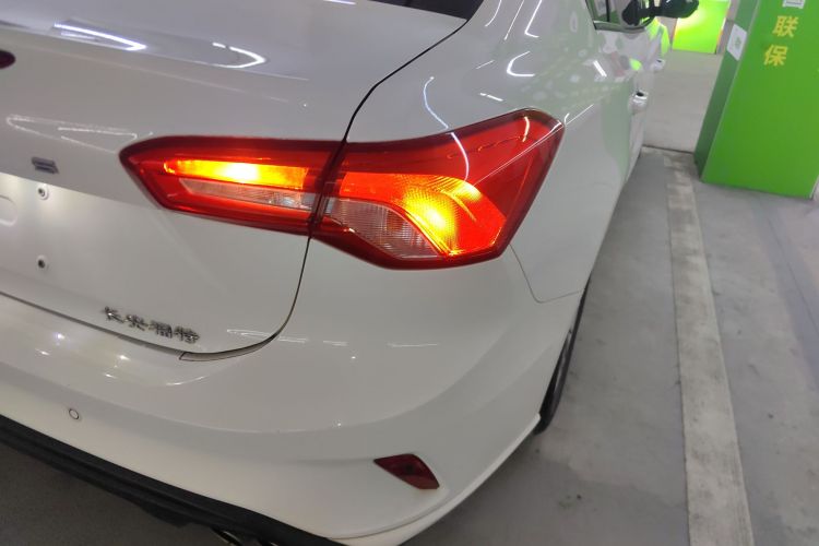 福特 福克斯 2020款 三厢 1.5L 自动锋跃型车身外观9