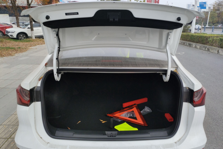 荣威i5 2026款 1.5L CVT豪华版机舱底盘23