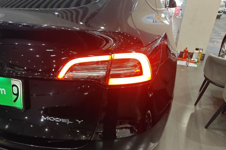 特斯拉 Model Y 2022款 改款 后轮驱动版车身外观9