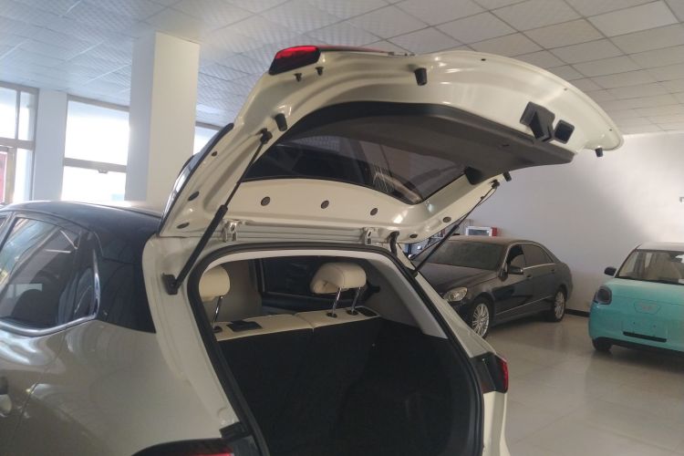 五菱汽车 五菱缤果PLUS 2024款 330km 五座版机舱底盘23