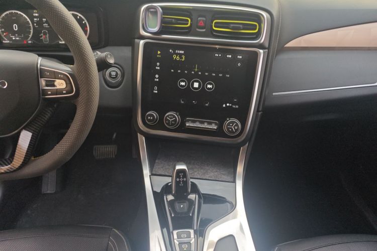 领克01 2017款 2.0T 两驱型Pro版中控内饰16