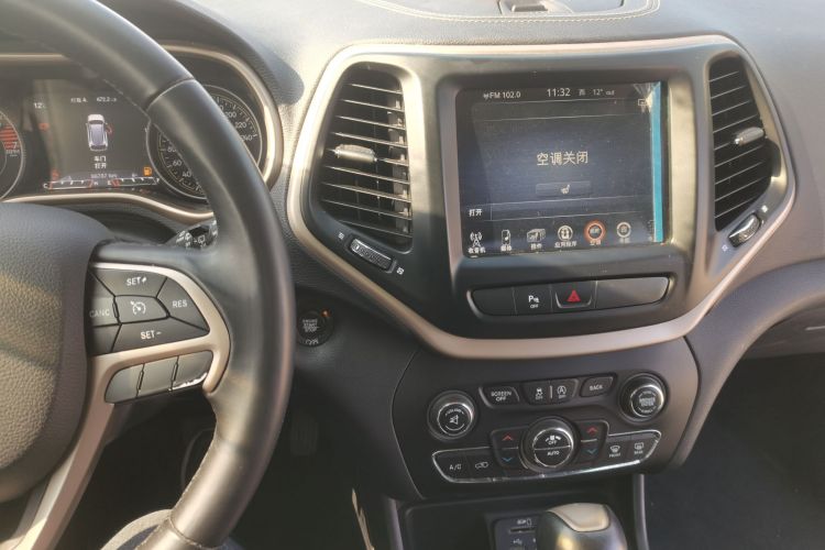 Jeep 自由光 2017款 2.0L 优越版中控内饰16