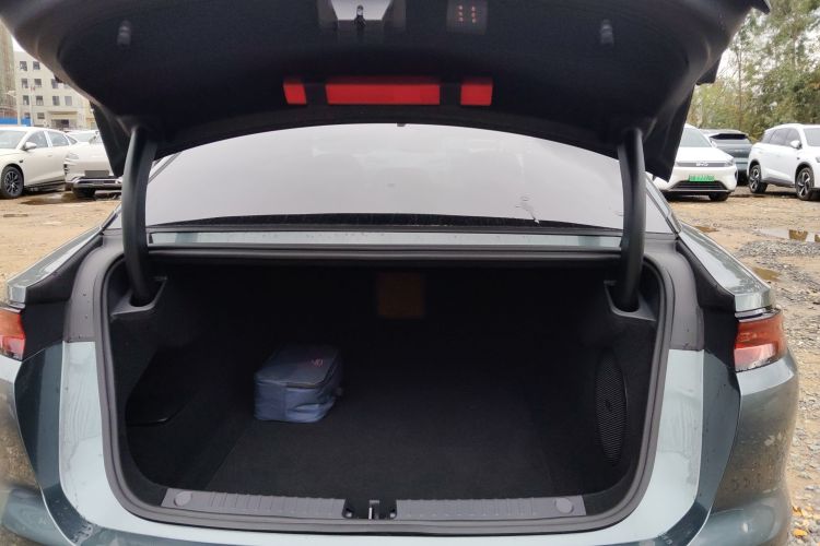 比亚迪 汉L 2025款 DM-p 四驱激光雷达旗舰型机舱底盘23