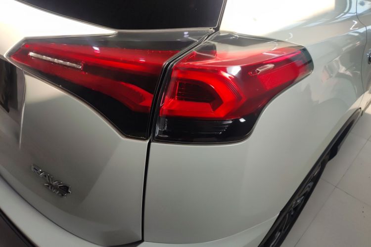 丰田 RAV4荣放 2018款 2.5L 自动四驱精英i版车身外观9