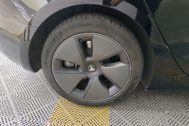 特斯拉 Model 3 2021款 标准续航后驱升级版 3D6车身外观6008