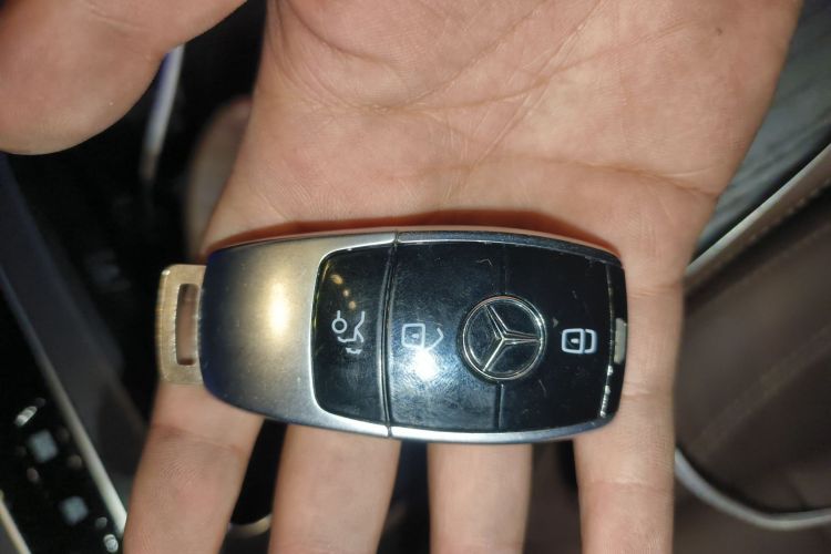 奔驰E级新能源 2021款 E 350 e L 插电式混合动力运动轿车中控内饰11