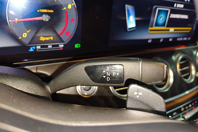 奔驰E级 2019款 E 300 L 运动时尚型中控内饰18