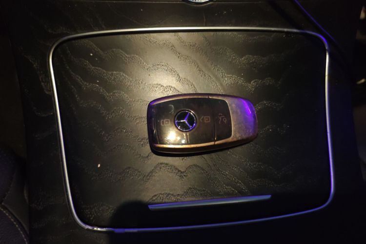 奔驰E级 2019款 E 300 L 运动豪华型中控内饰11