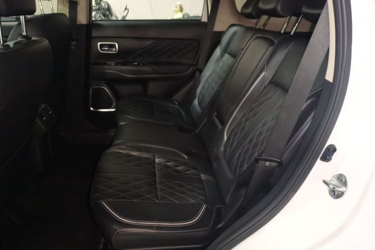 三菱 欧蓝德 2020款 2.4L 四驱致享版 5座中控内饰21