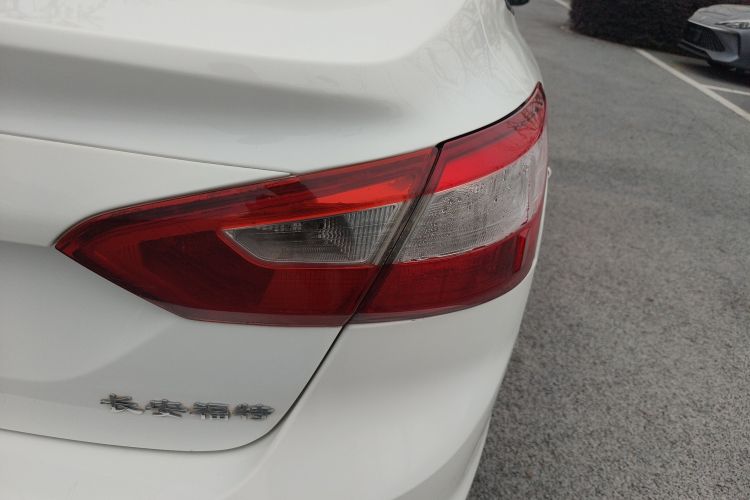 福特 福克斯 2012款 三厢 1.6L 自动风尚型车身外观9