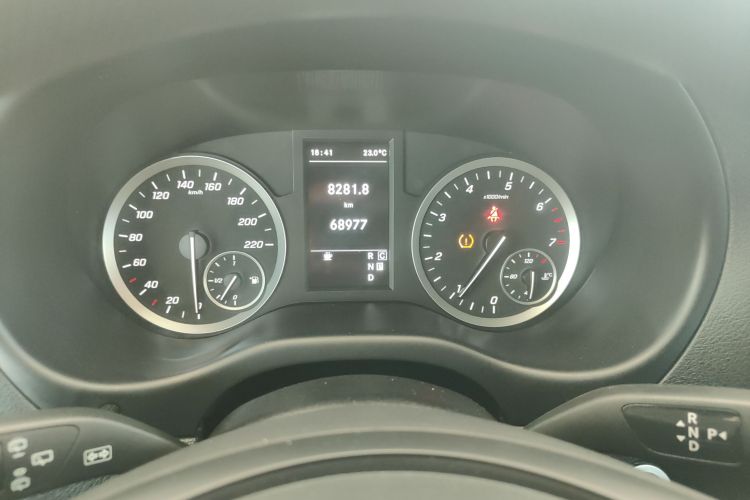 奔驰 威霆 2021款 2.0T 精英版 7座局部细节14