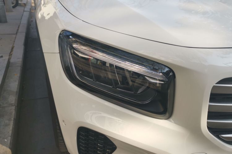 奔驰GLB 2025款 GLB 220 动感型车身外观8