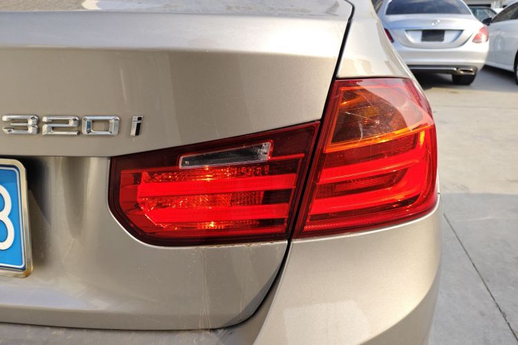 宝马3系 2014款 320i 运动设计套装车身外观9