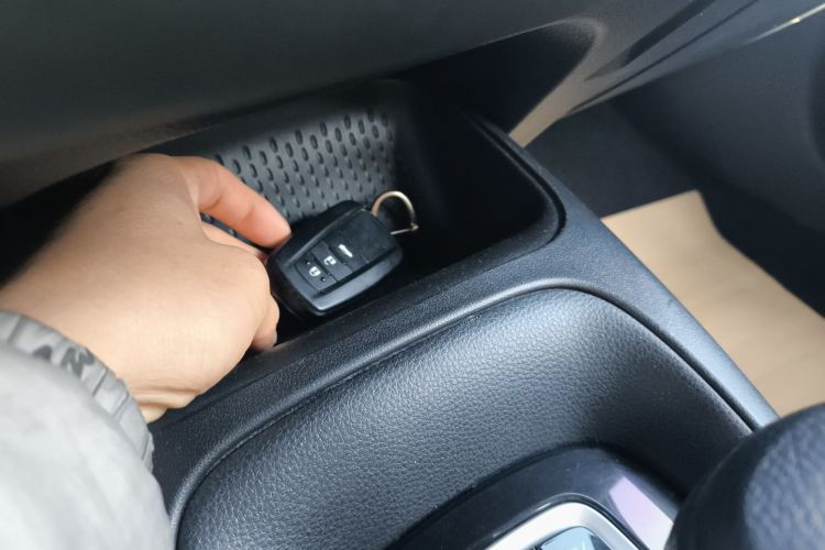 丰田 雷凌 2021款 双擎 1.8H E-CVT领先版中控内饰11