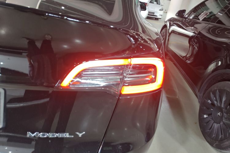 特斯拉 Model Y 2022款 改款 后轮驱动版车身外观9