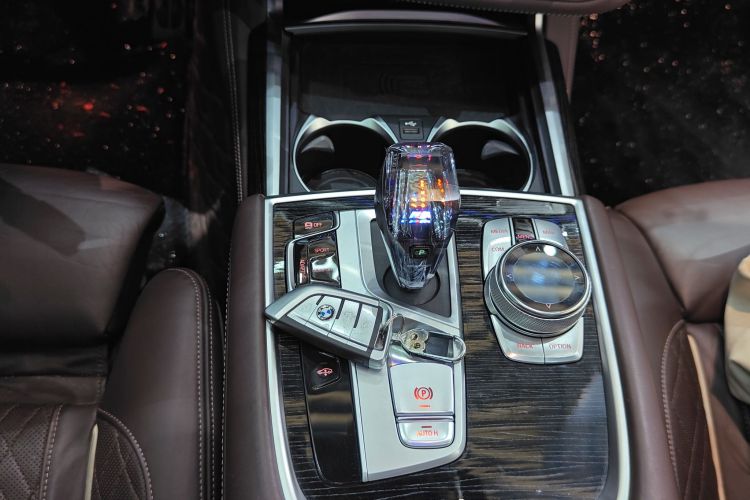 宝马7系 2019款 740Li 领先型 M运动套装中控内饰18