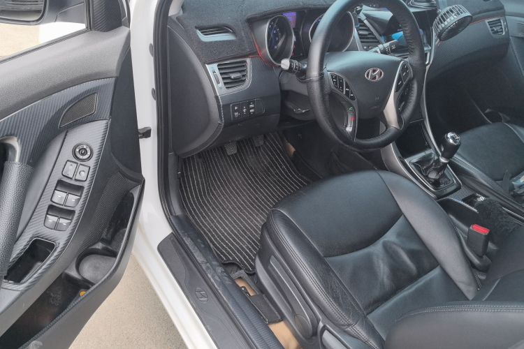 现代 朗动 2012款 1.6L 手动领先型中控内饰20