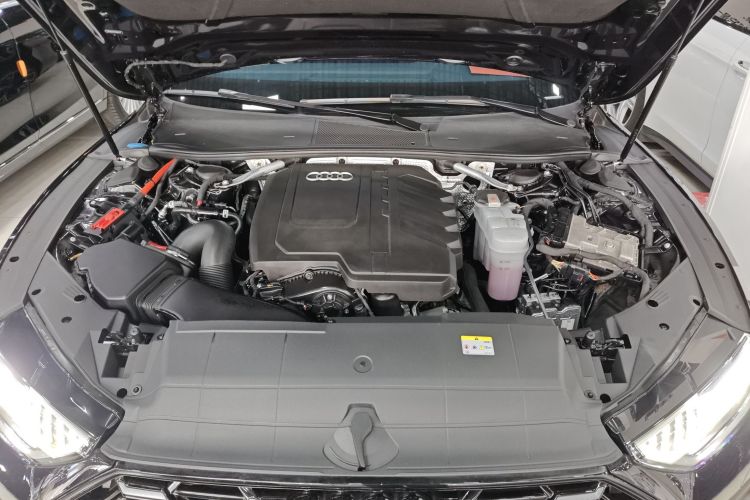 奥迪A7L 2024款 45 TFSI quattro 黑武士版机舱底盘24
