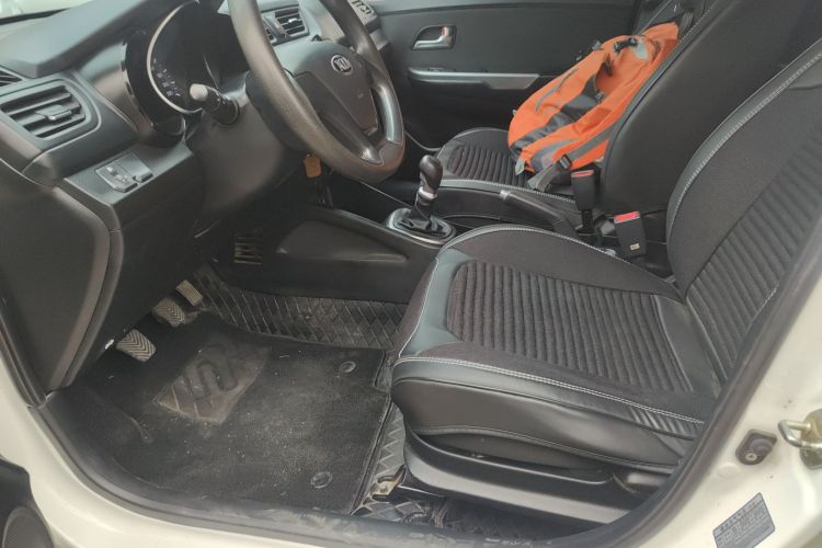 起亚K2 2015款 三厢 1.4L MT GLS中控内饰19