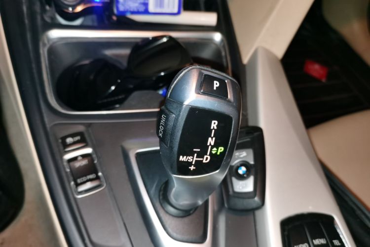 宝马3系 2013款 316i 进取型中控内饰18