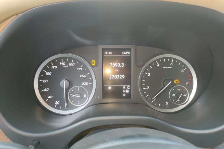 奔驰 威霆 2021款 2.0T 商务版 7座中控内饰14