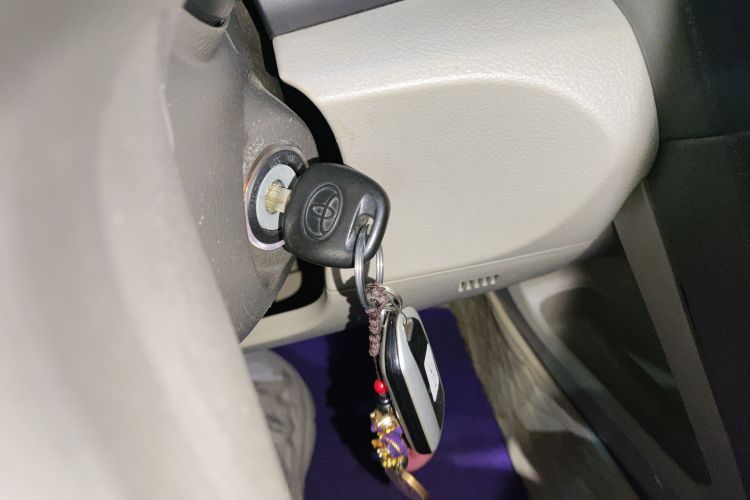 丰田 凯美瑞 2013款 200E 经典精英版中控内饰7001