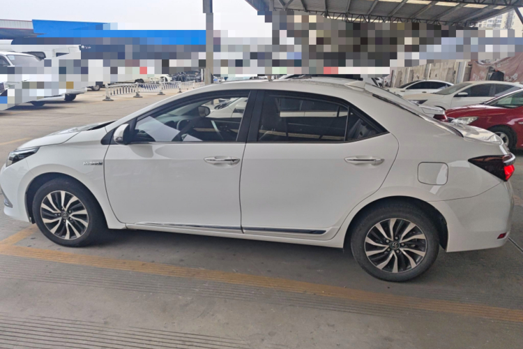 丰田 卡罗拉 2017款 改款双擎 1.8L E-CVT精英版车身外观4