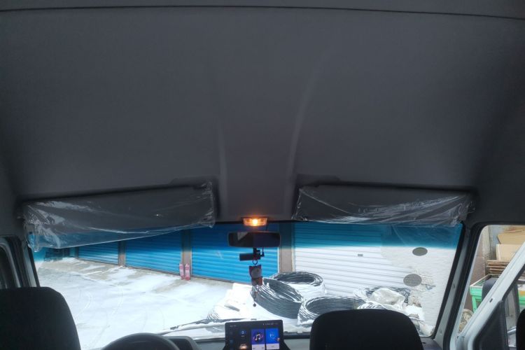 依维柯得意 2023款 2.5T A35M1多用途乘用车短轴中顶双胎侧拉门 自动挡中控内饰22