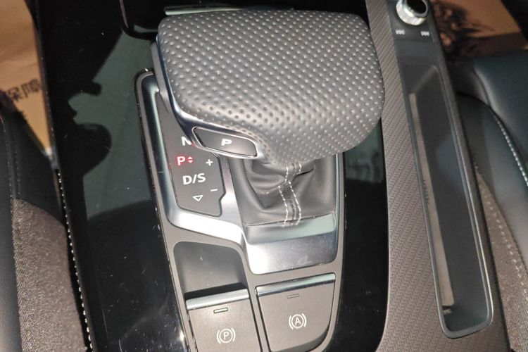 奥迪Q5L 2025款 45周年典藏版 45 TFSI 豪华动感型局部细节18