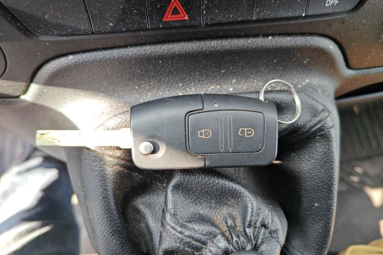 江铃福顺 2022款 2.0T 手动厢式运输车中轴中高顶3座中控内饰11