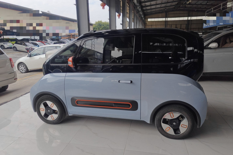 宝骏KiWi EV 2022款 艺术家轻享版 磷酸铁锂车身外观4