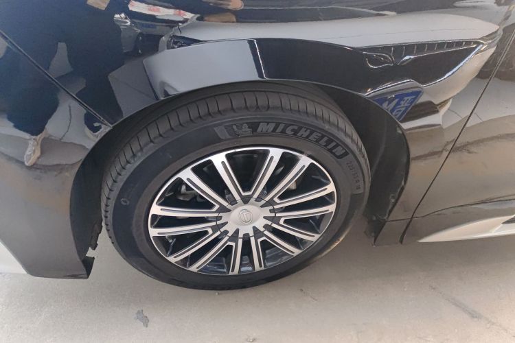 广汽传祺 传祺M8 2023款 领秀系列 390T 尊贵版车身外观6007