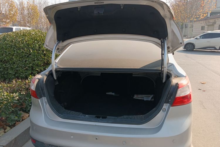 福特 福克斯 2012款 三厢 1.6L 自动舒适型机舱底盘23