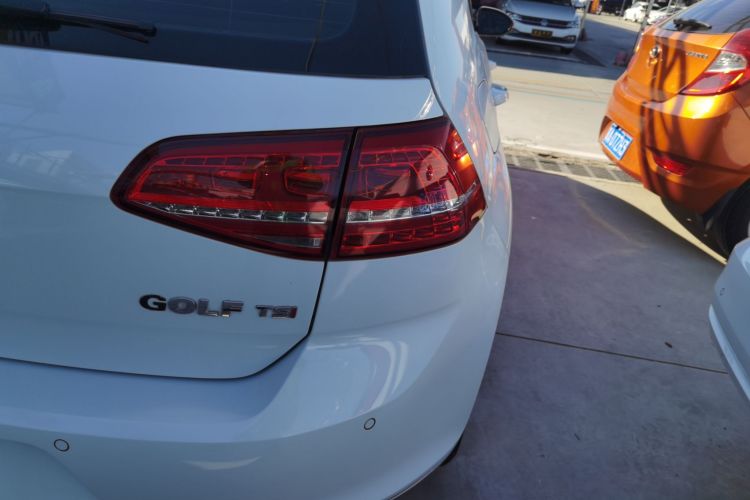 大众 高尔夫 2016款 230TSI 自动舒适型车身外观9