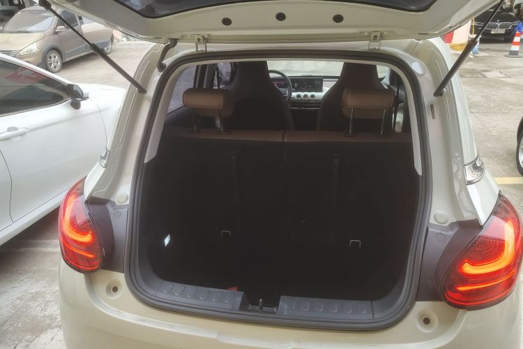 五菱汽车 五菱缤果 2023款 333km 灵犀互联款机舱底盘23