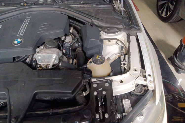 宝马3系 2016款 320Li 时尚型机舱底盘26