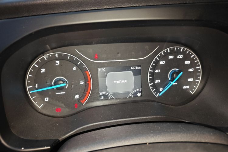 江铃福顺 2023款 2.0T 手动短轴中顶商运型多功能乘用车5座中控内饰15