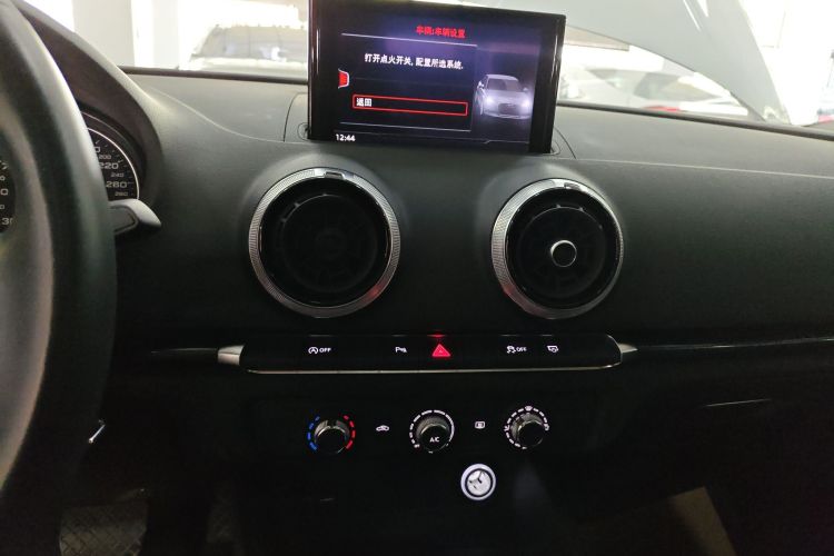 奥迪A3 2018款 30周年年型 Limousine 35 TFSI 时尚型中控内饰16