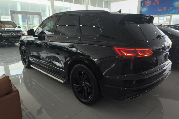 大众 途锐 2022款 3.0TSI 锐享版 曜黑运动套装车身外观4