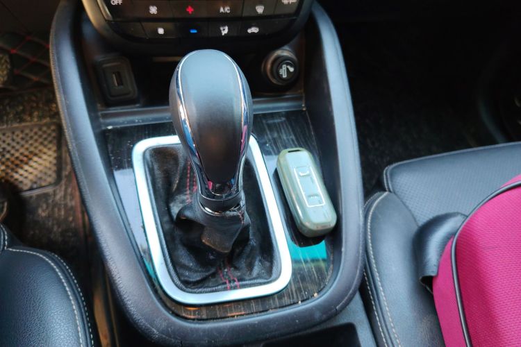 SWM斯威汽车 SWM斯威X7 2018款 1.5T 手动豪华型 7座中控内饰18