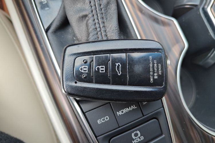 丰田 凯美瑞 2019款 2.5G 豪华版 国VI中控内饰7001