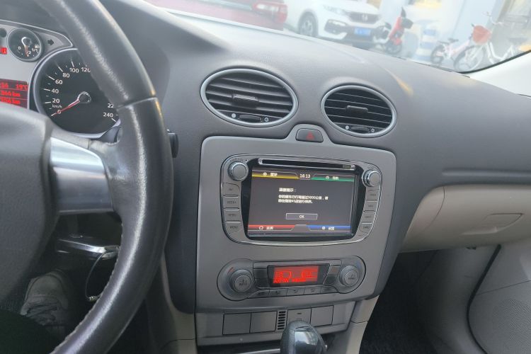 福特 福克斯 2013款 三厢经典 1.8L 自动时尚型中控内饰16