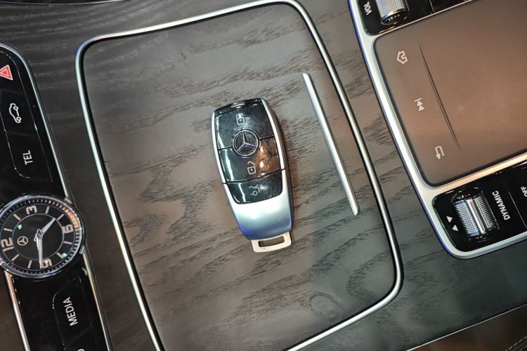 奔驰E级 2020款 改款 E 300 L 运动时尚型中控内饰11