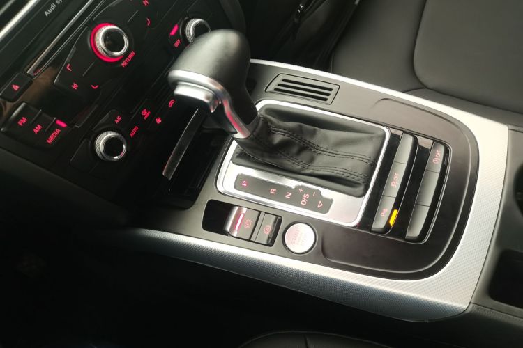 奥迪A4L 2016款 35 TFSI 典藏版 自动标准型中控内饰18