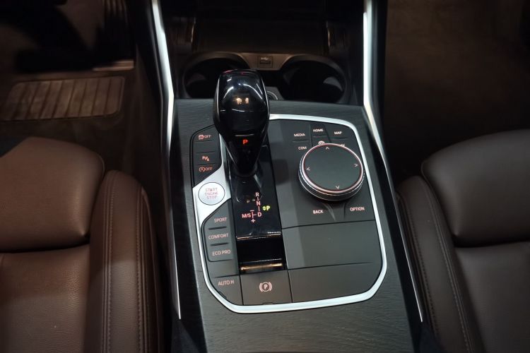 宝马3系 2020款 325i M运动套装中控内饰18