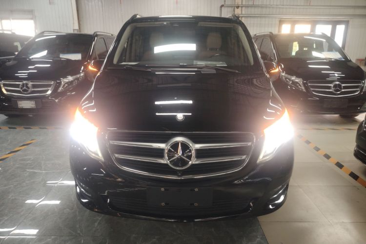 奔驰V级 2016款 V 260 L 尊贵加长版车身外观2