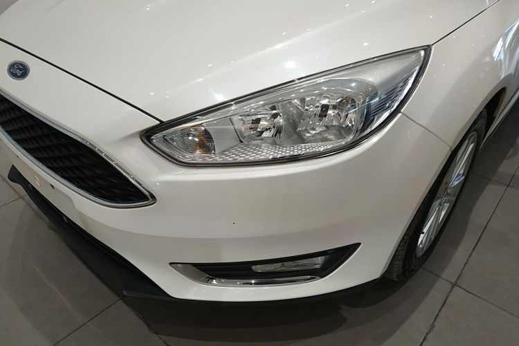 福特 福克斯 2015款 两厢 1.6L 自动风尚型车身外观36