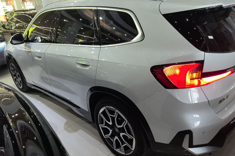宝马iX1 2023款 xDrive30L X设计套装车身外观6003