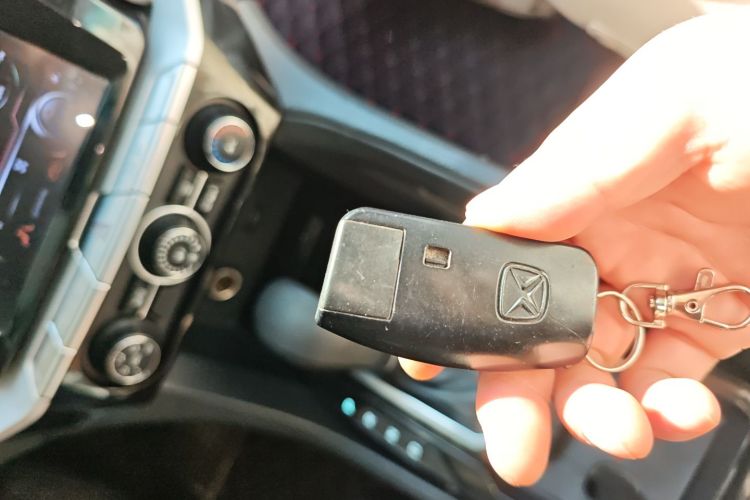 江铃 驭胜S350 2016款 2.0T 自动两驱汽油豪华版5座中控内饰11