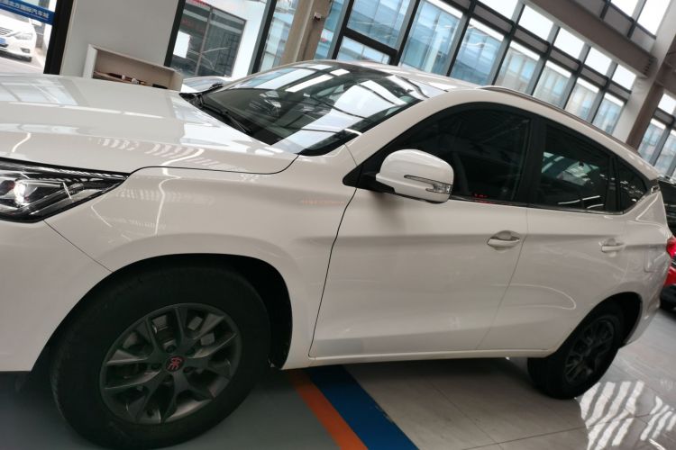 比亚迪 宋 2019款 1.5TI 自动智联越动型车身外观4